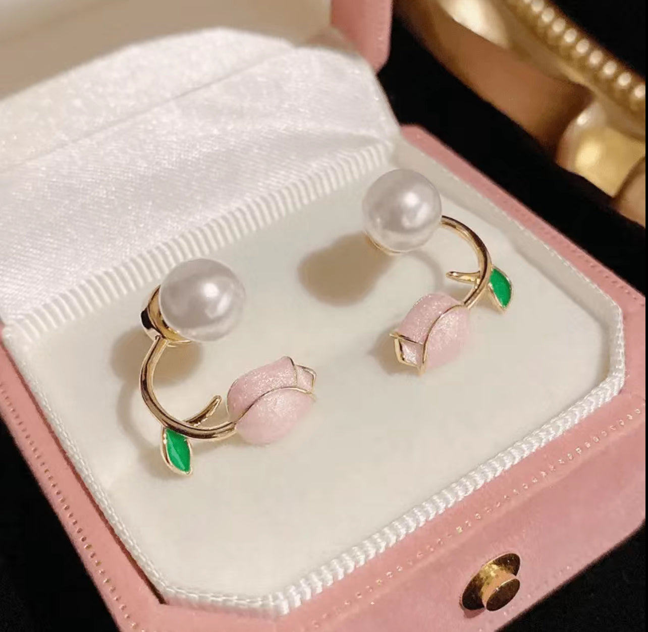 Tulip 🌷 Pearl Earrings