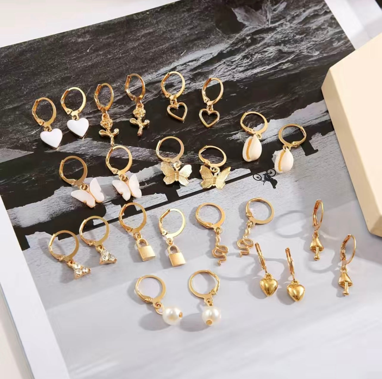 Classy Gold (mini) Earrings 💛🌞