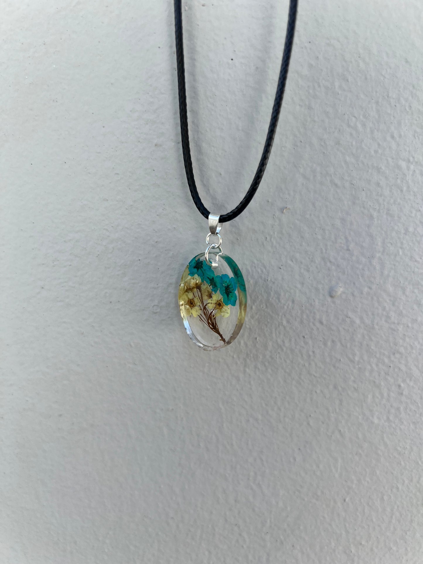 🧚🏽Dainty Green & White Oval Necklace